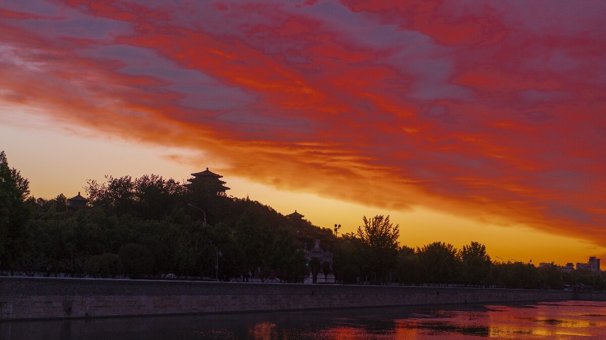 北京深紅色朝霞，北京朝霞映紅天際