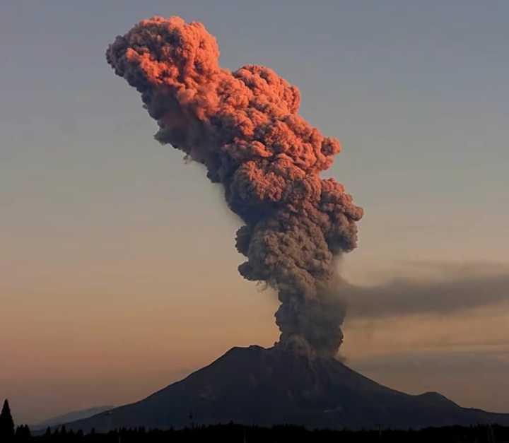 日本火山噴發(fā)灰柱高達(dá)3400米，自然的熱烈展現(xiàn)，日本火山熱烈噴發(fā)，灰柱直沖云霄3400米